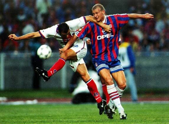 Carsten Jancker (Bayern, re.) gegen Paul Le Guen (PSG) Fußball EC 1 Herren Champions League 1996 1997, FC Bayern München - Paris St. Germain, Saint Gruppe München Dynamik, Kraft, Kampf,