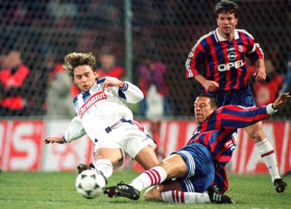 Häßler und Ziege beim Tackling zum Ball : im Hintergrund beobachtet Bayern - Kapitän Matthäus die Szene Fußball Herren DFB-Pokal, Viertelfinale, Karlsruher SC - Bayern München 1:0 Gruppe Wildparkstadion Karlsruhe Abwehr, Dynamik, Kampf, Spannung, Konzentration,