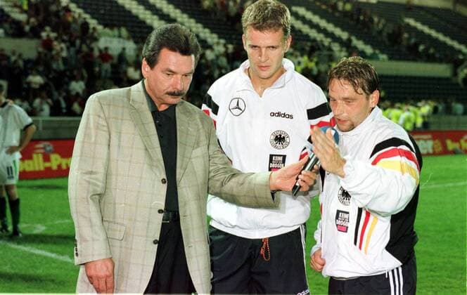ARD-Kommentator Waldemar Hartmann mit Oliver Bierhoff und Thomas Häßler bei der Analyse nach dem Spiel Fußball Qualifikation Herren WM-Qualifikation: Nordirland - BR Deutschland 1:3, Nationalmannschaft, Länderspiel Gruppe Belfast Anstrengung, Nachdenklichkeit,