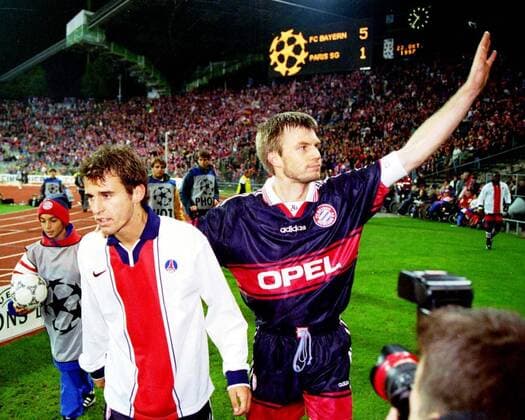 Die Bayern Thomas Helmer (re.) und Mehmet Scholl auf der Ehrenrunde Fußball EC 1 Herren Champions League, Gruppe E, Saison 1997 98: FC Bayern München - Paris St. Germain 5:1 Gruppe Olympiastadion München Nachdenklichkeit,
