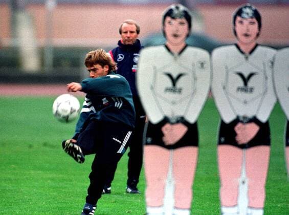 Kurz und kürzer: Berti Vogts sichtet Freistoßkünstler Häßler beim Umzirkeln der Pappkameraden Fußball Länderspiel Herren Nationalmannschaft, Training, Freistoßtraining, Freistoß Gruppe Düsseldorf Dynamik, Konzentration,