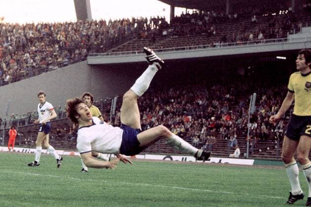 Versuch eines Fallrückziehers von Matz Vogel Fußball WM Herren Weltmeisterschaft 1974, 1. Finalrunde, Nationalmannschaft, Länderspiel, DDR - Australien 2:0 Gruppe Volksparkstadion Hamburg Dynamik,