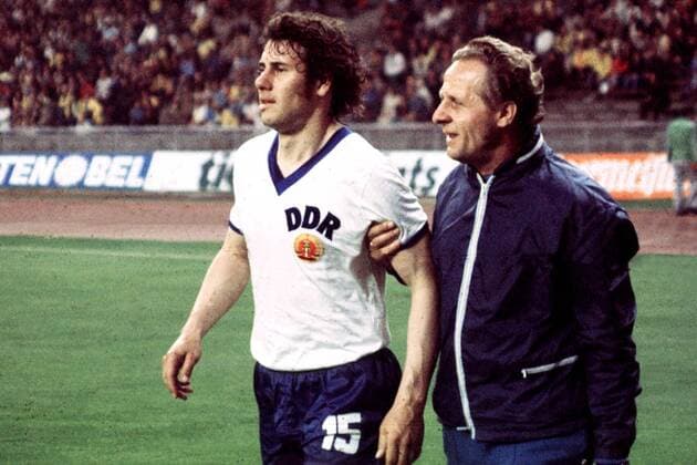 Masseur Walter Schenk begleitet den verletzt ausscheidenden Eberhard Matz Vogel Fußball Länderspiel Herren Aufgebot der DDR zur Weltmeisterschaft 1974 in der BR Deutschland, Nationalmannschaft Gruppe Olympiastadion Berlin Harmonie,