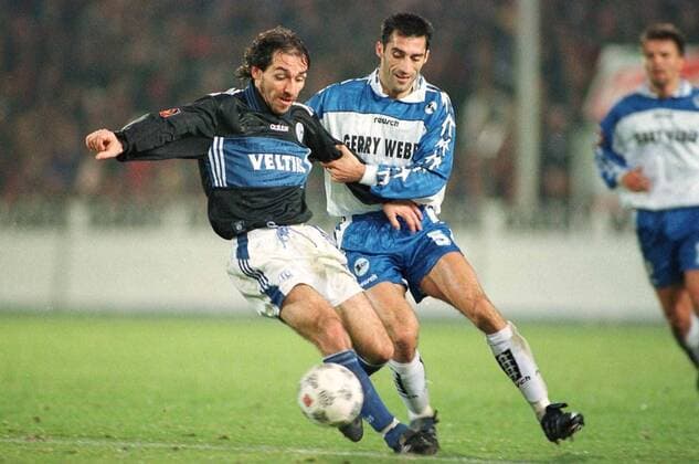 Zweikampf zwischen Nemec und Stratos Fußball 1. BL Herren 1. Bundesliga, Saison 1997 98, Arminia Bielefeld - Schalke 04 1:1 Gruppe Almstadion Bielefeld Dynamik, Kampf, Konzentration,