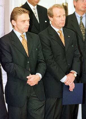Thomas Häßler und Bundestrainer Berti Vogts beim Empfang von Bundespräsident Roman Herzog Fußball Länderspiel Herren Nationalmannschaft: Europameister Gruppe Berlin