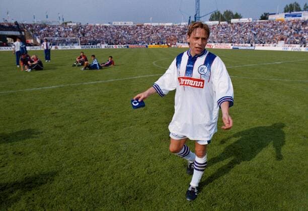 Legt sein Amt nieder: Kapitän Thomas Häßler wird den Absteiger KSC verlassen Fußball 1. BL Herren Saison 1997 1998, Hansa Rostock - Karlsruher SC 4:2, Karlsruhe, KSC Einzelbild Ostseestadion Rostock Enttäuschung, Verzweiflung, Wut,