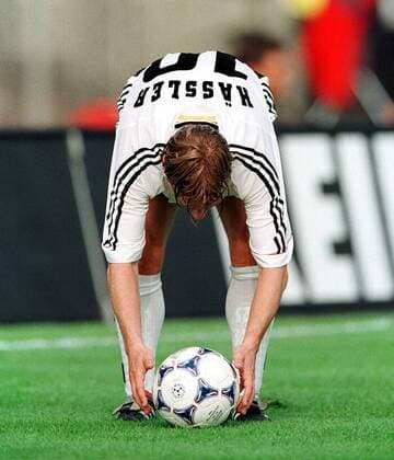 Thomas Häßler legt sich den Ball zum Freistoß zurecht Fußball Länderspiel Herren Nationalmannschaft 1998: BR Deutschland Einzelbild Waldstadion Frankfurt M.