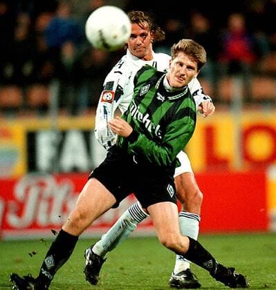 Thomas Kastenmaier (M Gladbach) vor Peter Közle Fußball 1. BL Herren Saison 1996 1997: VfL Bochum - Borussia Mönchengladbach Gruppe Ruhrstadion Bochum Dynamik,