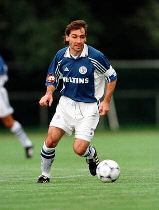 Der Schalker Jiri Nemec mit Ball Fußball 1. BL Herren Saison 1998 1999: FC Schalke 04, Testspiel, Saisonvorbereitung Einzelbild Dynamik,