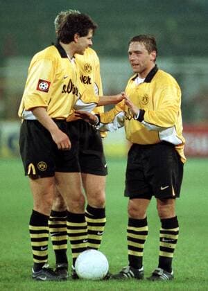 Andreas Möller (li.) und Thomas Häßler diskutieren vor dem Freistoß Fußball 1. BL Herren Saison 1998 1999: BVB Borussia Dortmund Gruppe Westfalenstadion Dortmund Spannung, Skepsis,