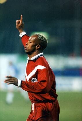Sylvain Wiltord (Bordeaux) bittet um Aufmerksamkeit Fußball EC 3 Herren Saison 1998 1999: UEFA-Cup, Pokal, 1. Französische Division, Liga, FC Girondins Bordeaux Einzelbild Zürich Nachdenklichkeit,