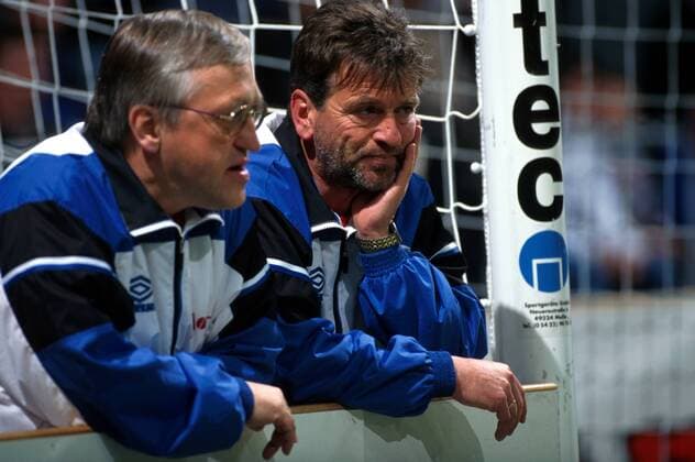 Coach Hans-Dieter Schmidt (li.) und Co-Trainer Martin Hoffmann (beide Magdeburg) hinter der Bande Fußball Herren Qualifikation zum Hallenmasters 1999, Masters, Hallenpokal, Hallen-Pokal, Hallenfußball, Halle Gruppe Bördelandhalle Magdeburg Nachdenklichkeit, Skepsis,