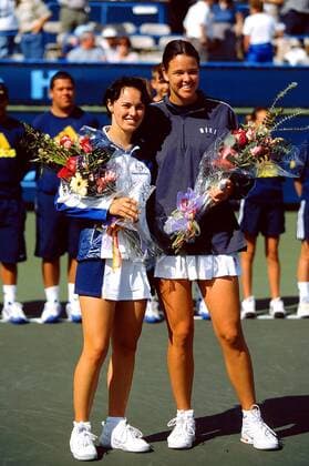 Siegerin Martina Hingis (Schweiz) und Finalistin Lindsay Davenport (USA) mit Blumen und Pokal Tennis Damen Newsweek Champions Cup Indian Wells 1998, WTA-Tour, Hartplatz, Hardcourt Gruppe Indian Wells Glück, Harmonie, Freude, Kameradschaft,