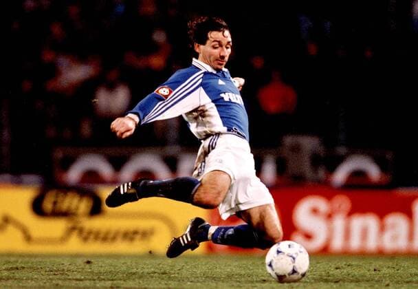 Jiri Nemec (Schalke) fliegt dem Ball entgegen Fußball 1. BL Herren Saison 1998 1999: FC Schalke 04 Einzelbild Parkstadion Gelsenkirchen Dynamik,