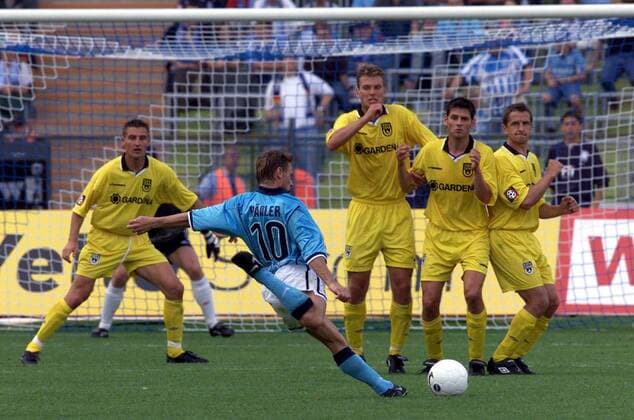 Die Ulmer Mauer mit David Allan Zdrilic (li.), Marco Konrad (Mi.), Oliver Otto und Janusz Gora (re.) beim Freistoß von Thomas Häßler (1860, 10) Fußball 1. BL Herren Saison 1999 2000: TSV 1860 München - SSV Ulm 1846 4:1 Totale Olympiastadion München Dynamik, Abwehr,