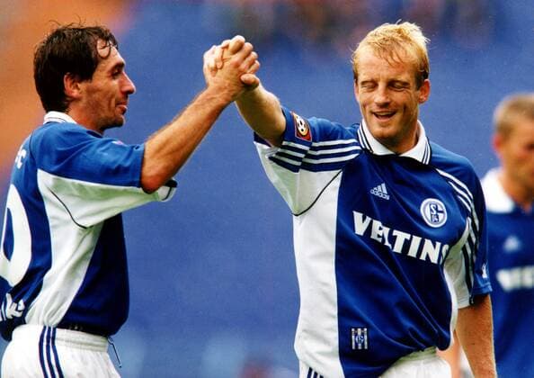Michael Büskens (re.) klatscht zufrieden Jiri Nemec (beide Schalke) ab Fußball 1. BL Herren Saison 1999 2000, Schalke 04 Gruppe Parkstadion Gelsenkirchen Kameradschaft, Freude,