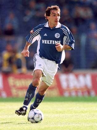 Jiri Nemec (Schalke) am Ball Fußball 1. BL Herren Saison 1999 2000, FC Schalke 04 Einzelbild Parkstadion Gelsenkirchen