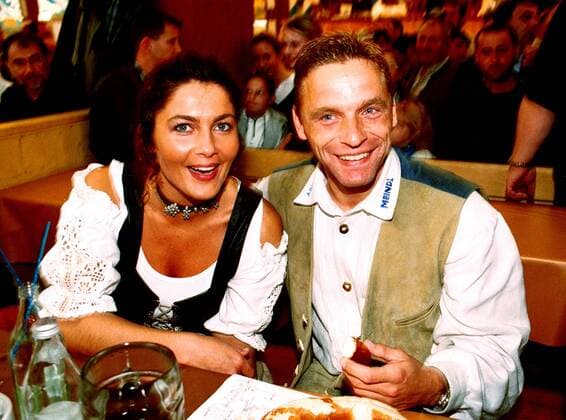 Thomas Häßler (1860) mit seiner Frau Angela beim Oktoberfest Fußball 1. BL Herren Saison 1999 2000, TSV 1860 München Gruppe München Glück, Harmonie, Freude,