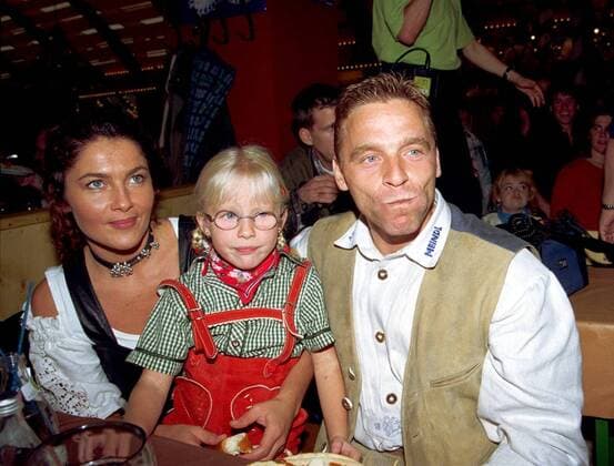 Thomas Häßler (1860) mit seiner Frau Angela und Tochter Jasmin beim Oktoberfest Fußball 1. BL Herren Saison 1999 2000, TSV 1860 München Gruppe München Glück, Freude,