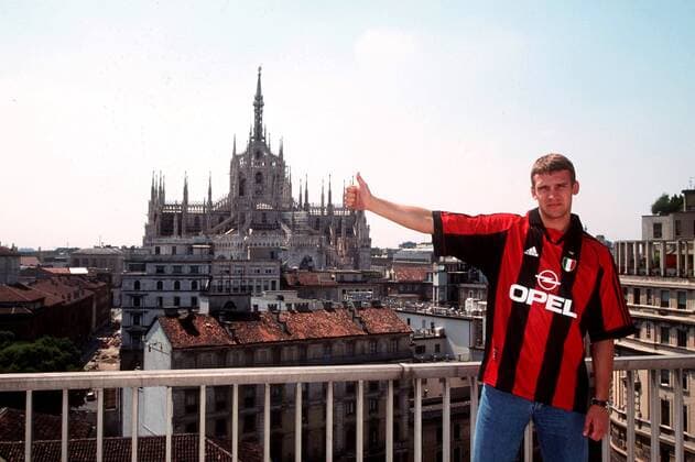 Andrei Shevtchenko (Milan) präsentiert stolz die Mailänder Innenstadt Fußball Herren Saison 1999 2000: Serie A, 1. Italienische Liga, AC Mailand, Milan, Fototermin Einzelbild Architektur Mailand