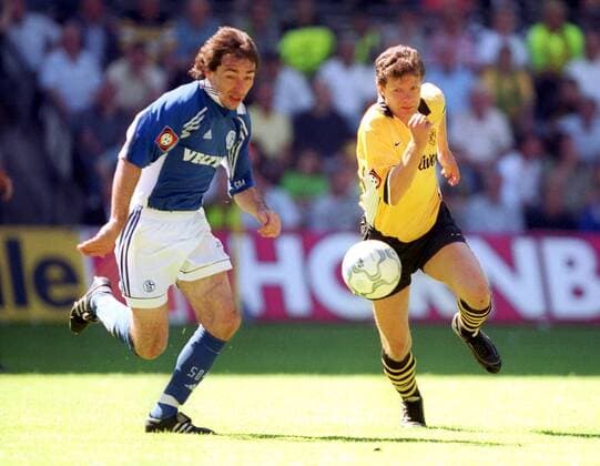 Jiri Nemec (Schalke, li.) im Duell mit Andreas Möller (BVB) Fußball 1. BL Herren Saison 1999 2000, BVB Borussia Dortmund - FC Schalke 04 1:1 Gruppe Westfalenstadion Dortmund Dynamik Spannung