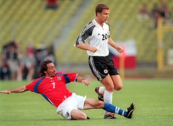 Oliver Bierhoff (Deutschland, re.) im Duell gegen Jiri Nemec (Tschechien) Fußball Länderspiel Herren Freundschaftsspiel 2000, Nationalmannschaft, Nationalteam, Deutschland - Tschechien 3:2, Gruppe Frankenstadion Nürnberg