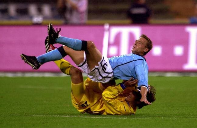 Thomas Häßler (1860, oben) wird von Matthew Jones (Leeds) umgesäbelt und erdrückt ihn zur Strafe Fußball EC 1 Herren Champions League 2000 2001, Qualifikation, TSV 1860 München - Leeds United (England) 0:1 Gruppe Olympiastadion München Dynamik, Kampf,