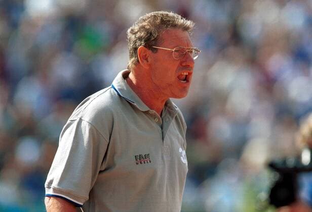 Trainer Eberhard Vogel (Magdeburg) schreit Anweisungen Fußball Herren DFB-Pokal 2000 2001, Oberliga Nordost-Süd, 1. FC Magdeburg, FCM Einzelbild Ernst-Grube-Stadion Magdeburg Spannung, Ungeduld
