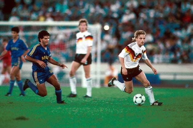 Thomas Häßler (Deutschland, re.) am Ball Fußball OS Sommer Herren Olympische Sommerspiele 1988, Olympia, Olympiade, Spiele, Länderspiel, Halbfinale Gruppe Olympiastadion Seoul Dynamik,