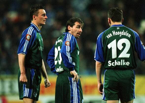 V.li. Tomasz Hajto, Jiri Nemec und Marco van Hoogdalem (alle Schalke) enttäuscht Fußball 1. BL Herren Saison 2000 2001: Bochum - FC Schalke 04 1:1, Vneg Gruppe Ruhrstadion Bochum Enttäuschung,