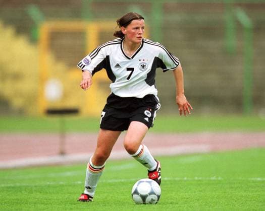 Pia Wunderlich (Deutschland) am Ball Fußball EM Damen Europameisterschaft 2001, Länderspiel, Gruppenspiel, Gruppe A, Frauen, Frauenfußball Einzelbild Steigerwaldstadion Erfurt Dynamik,