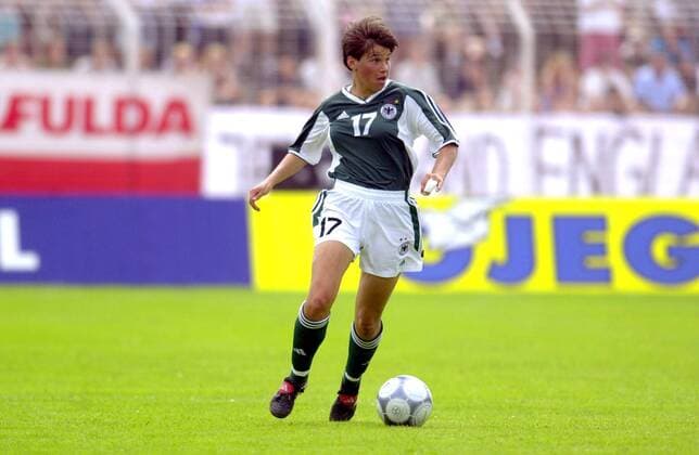 Ariane Hingst (Deutschland) am Ball Fußball EM Damen Europameisterschaft 2001: Deutschland, Gruppenspiel, Gruppe A, Frauen, Frauenfußball Einzelbild Ernst-Abbe-Sportfeld Jena Dynamik,