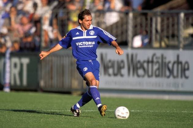 Jiri Nemec (Schalke) am Ball Fußball 1. BL Herren Saison 2001 2002, Saisonvorbereitung, Sommerpause, Test, Testspiel Einzelbild Heidewaldstadion Gütersloh Dynamik,
