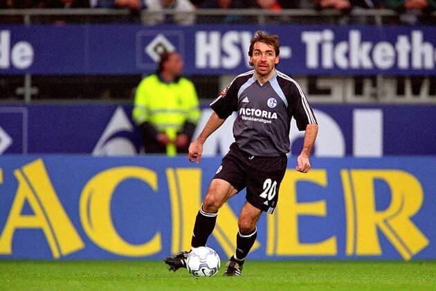 Jiri Nemec (Schalke) am Ball Fußball 1. BL Herren Saison 2001 2002, Hamburg - FC Schalke 04 0:0, Vneg Einzelbild AOL-Arena Hamburg Dynamik,
