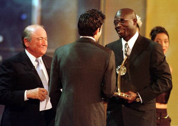 George Weah (Liberia, re.) überreicht Luis Figo (Portugal) den Pokal für den Weltfußballer des Jahres, li. FIFA-Präsident Joseph Blatter (Schweiz) Fußball Herren Wahl zum Weltfußballer des Jahres 2001, FIFA World Player of the Year Award, Fußballer Gruppe Zürich