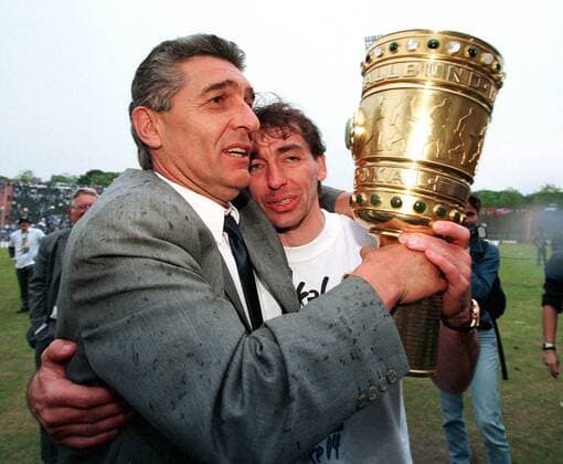Manager Rudi Assauer (li.) und Jiri Nemec (beide Schalke) mit dem Pott Fußball 1. BL Herren Saison 2000 2001, DFB-Pokal, Pokalfinale, Pokalendspiel, FC Schalke 04, Siegesfeier, Feier, Fest Gruppe Parkstadion Gelsenkirchen Glück, Harmonie Freude