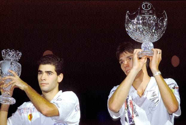Weltmeister Michael Stich (Deutschland, re.) und Pete Sampras (USA) präsentieren ihre Trophäen Tennis WM Herren ATP-Weltmeisterschaft 1993, Tour, Finale, Endspiel, Gruppe Frankfurt M.