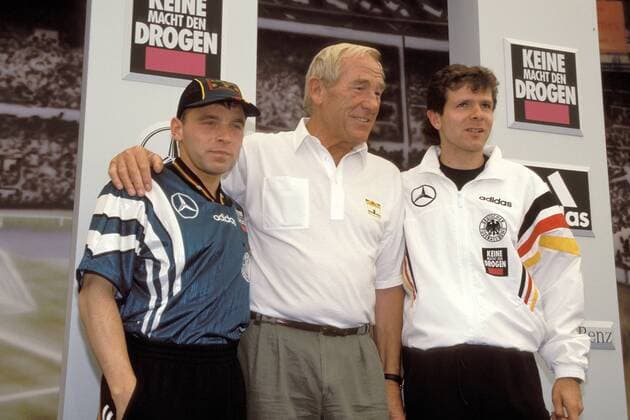 Torwartlegende Bert Trautmann (Mitte) mit Thomas Häßler (li.) und Andreas Möller (alle Deutschland) - der ehemalige Keeper von Manchester City spielte als erster deutscher Legionär auf der Insel Fußball EM Herren Europameisterschaft 1996, Nationalmannschaft, Nationalteam, Nationaltrikot Gruppe Manchester Mottram Hall