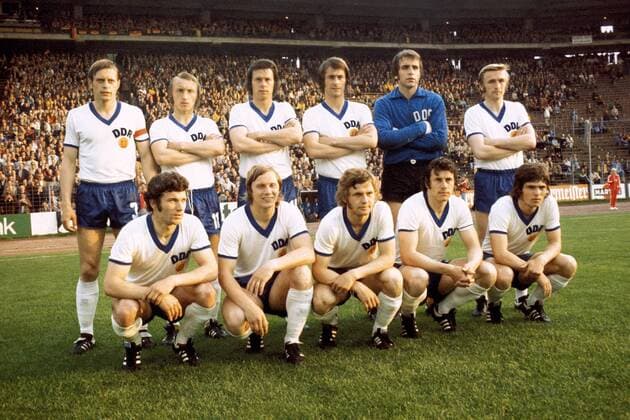Mannschaftsfoto DDR, hinten v.li.: Bernd Bransch, Joachim Streich, Jürgen Sparwasser, Harald Irmscher, Torwart Jürgen Croy, Siegmar Wätzlich; vorn v.l.: Wolfram Löwe, Gerd Kische, Konrad Weise, Eberhard Vogel, Jürgen Pommerenke Fußball WM Herren Weltmeisterschaft 1974, Nationalmannschaft, Nationalteam, Nationaltrikot, Länderspiel Totale Volksparkstadion Hamburg