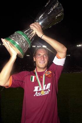 Francesco Totti (Roma) präsentiert stolz den Supercup Fußball Herren Serie A 2000 2001, 1. Italienische Liga, AS Rom, Supercup, Super-Cup, Vdig Einzelbild Stadio Olimpico, Olympiastadion Rom Freude,