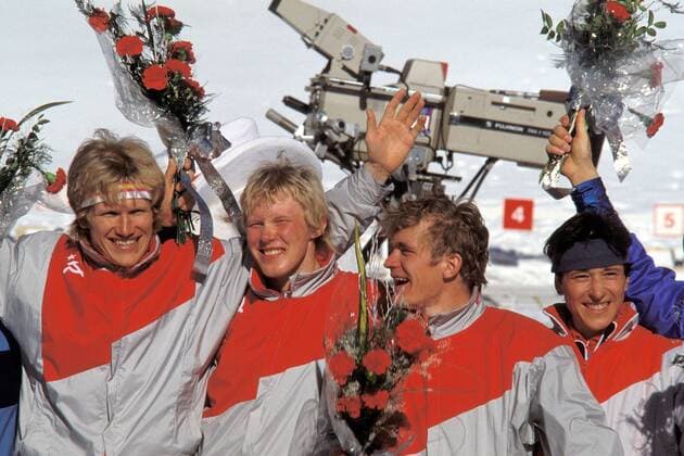 Olympiasieger Sowjetunion, v. li.: Dmitri Vassiliev, Sergej Tschepikow, Aleksander Popov und Valeri Medwedzew . Siegerehrung Biathlon OS Winter Herren Olympische Winterspiele 1988, Olympia, Olympiade, Spiele, Ski Nordisch, Nordischer Skisport Gruppe Canmore Nordic Centre, Podest Calgary Freude,