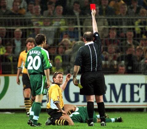 Schiedsrichter Georg Dardenne (re., Nettersheim) zeigt Thomas Häßler (Mitte, BVB) die Gelb-Rote Karte Fußball 1. BL Herren Saison 1998 1999, Borussia Dortmund - SV Werder Bremen 2:1 Gruppe Westfalenstadion Dortmund