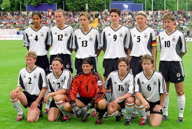 Mannschaftsfoto Deutschland, hinten v.li.: Steffi Jones, Claudia Müller, Sandra Minnert, Birgit Prinz, Doris Fitschen, Bettina Wiegmann; vorn v.li.: Kerstin Stegemann, Pia Wunderlich, Torhüterin Silke Rottenberg, Renate Lingor, Maren Meinert Fußball EM Damen Europameisterschaft 2001, Länderspiel, Gruppenspiel, Gruppe A, Frauen, Frauenfußball, Nationaltrikot Totale Steigerwaldstadion Erfurt