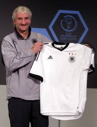 Teamchef Rudi Völler (Deutschland) präsentiert das neue adidas-Nationaltrikot für die Weltmeisterschaft Fußball WM Herren Vorstellung des neuen Nationaltrikots 2002, Nationalmannschaft, Nationalteam, Vorschau, Einzelbild Ostseestadion Rostock