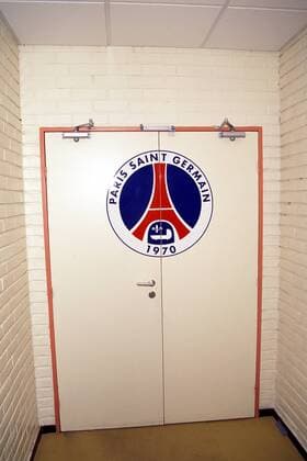 Das Vereinslogo prangt auf der Tür zur Umkleidekabine Fußball Herren Division 1 1997 1998, 1. Französische Liga, PSG, Paris St. Germain, Reportage, Fotostory, Saint Einzelbild Paris