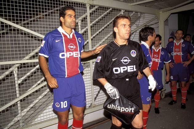Rai (li.) und Torwart Christophe Revault (beide PSG) kommen aus den Katakomben Fußball Herren Division 1 1997 1998, 1. Französische Liga, Paris St. Germain, Saint, Vdia, Gruppe Prinzenpark, Le Parc de Princes Paris