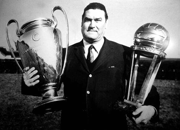 Trainer Nereo Rocco (Milan) mit dem Europapokal der Landesmeister (li.) und dem Weltpokal Fußball EC 1 Herren Serie A 1969 1970, 1. Italienische Liga, Vorstellung, Präsentation, Pressetermin, Einzelbild Mailand