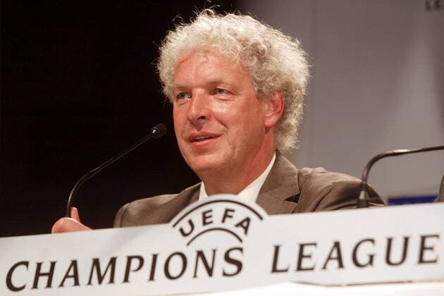 Trainer Klaus Toppmöller (Leverkusen) zufrieden Fußball EC 1 Herren Champions League 2001 2002, Bayer 04 Leverkusen, Halbfinale Einzelbild BayArena Leverkusen