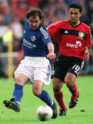 Jiri Nemec (li., Schalke) zieht vor Yildiray Bastürk (Leverkusen) ab Fußball 1. BL Herren DFB-Pokal 2001 2002, Finale, Endspiel, Pokalfinale, Pokalendspiel, Pokalspiel Gruppe Olympiastadion Berlin Dynamik,