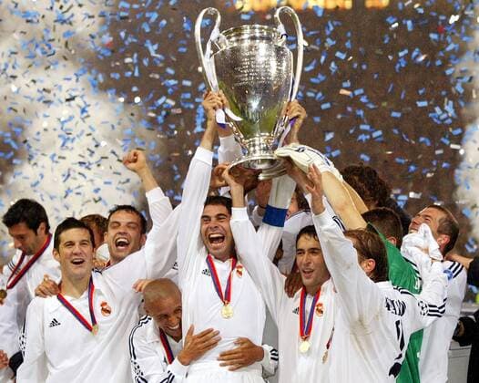 V. li.: Santiago Solari, Morientes, Roberto Carlos, Fernando Hierro, Raul Gonzalez, Michel Salgado und Zidane (alle Real Madrid) präsentieren die Trophäe Fußball EC 1 Herren Champions League 2001 2002, Finale, Endspiel, Real Madrid (Spanien) Totale Hampden Park Glasgow Glück, Freude, Begeisterung,